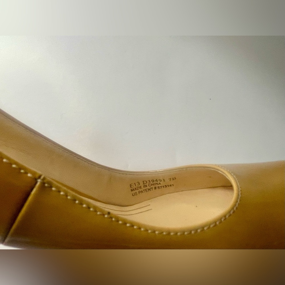 Cole Haan Beige Patent Leather Air Heels Pumps Womens Size 7B Mustard - Picture 9 of 12